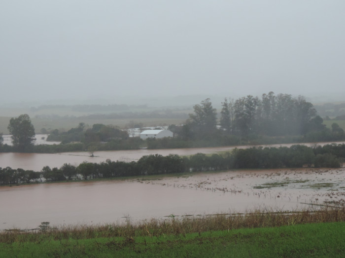 Administração atua na vistoria em localidades do interior e desentupimento de bueiros