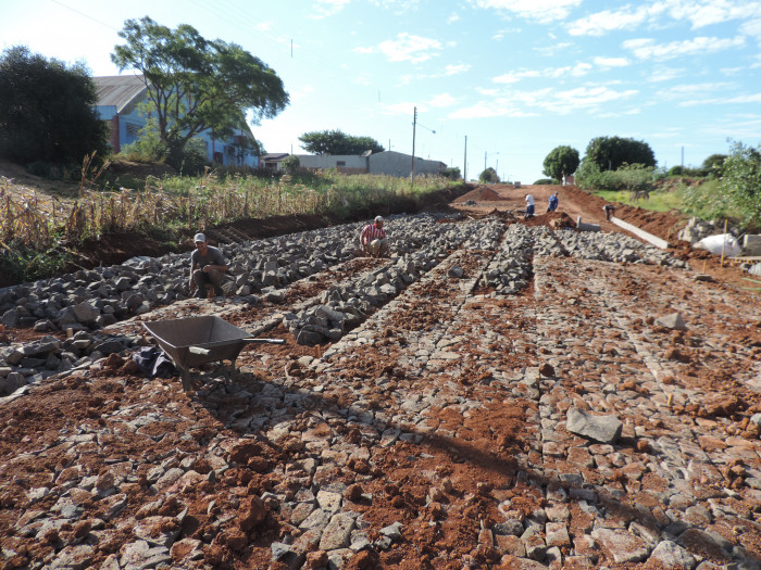 Retomadas obras de calçamento no bairro Ângelo Furian
