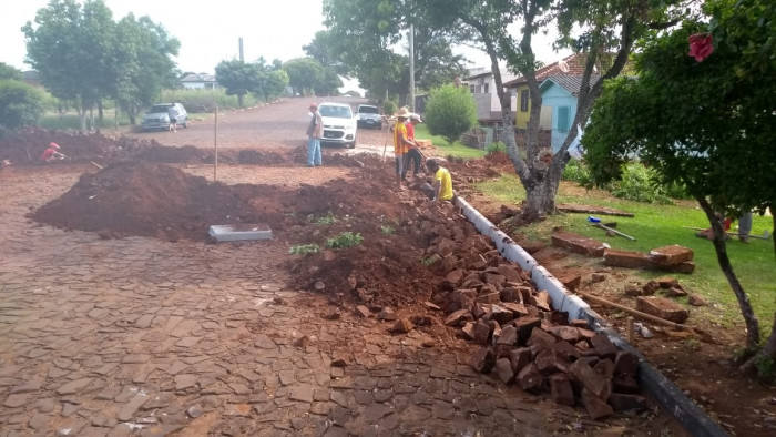Rede de escoamento pluvial é substituída na rua Padre José
