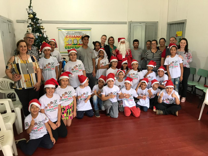 Integrantes do SCFV Criança Esperança recebem presentes de Natal