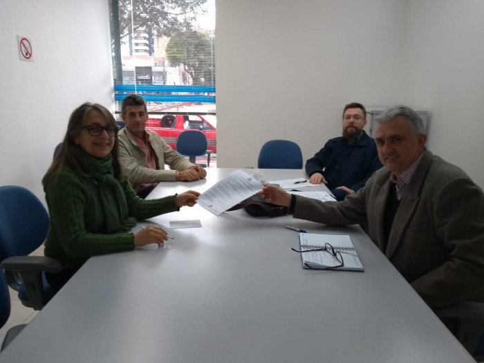 Prefeito entrega plano de trabalho e discute andamento de obras de projeto habitacional