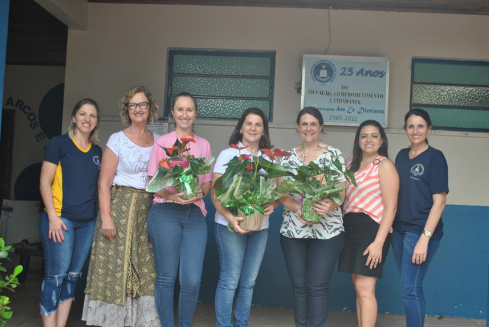 Prefeita em exercício homenageia diretoras de escolas de Pejuçara