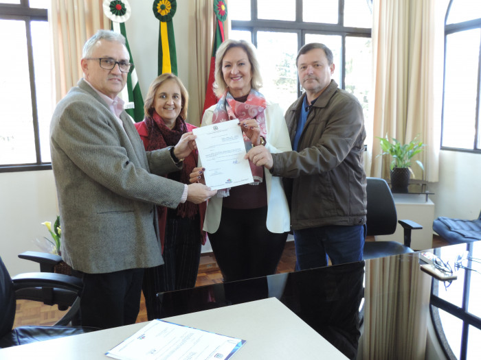 Prefeito empossa nova Secretária de Educação