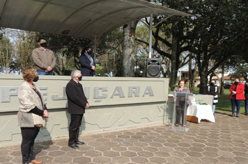 Foto - Ato de abertura da Semana da Pátria homenageia pracinhas e Grupo Girassol
