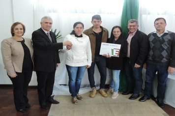 Foto - Ato marca entrega de 34 casas aos beneficiários do loteamento Caminho das Palmeiras