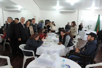 Foto - Ato marca entrega de 34 casas aos beneficiários do loteamento Caminho das Palmeiras
