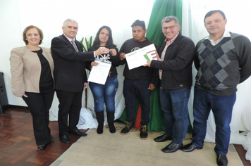 Foto - Ato marca entrega de 34 casas aos beneficiários do loteamento Caminho das Palmeiras