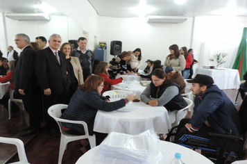 Foto - Ato marca entrega de 34 casas aos beneficiários do loteamento Caminho das Palmeiras