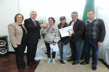 Foto - Ato marca entrega de 34 casas aos beneficiários do loteamento Caminho das Palmeiras