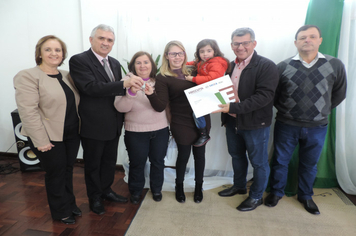 Foto - Ato marca entrega de 34 casas aos beneficiários do loteamento Caminho das Palmeiras