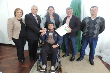 Foto - Ato marca entrega de 34 casas aos beneficiários do loteamento Caminho das Palmeiras