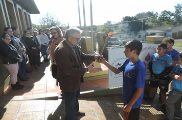 Foto - Ato marca recepção à centelha da chama da Pátria em Pejuçara.