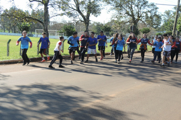 Foto - Ato marca recepção à centelha da chama da Pátria em Pejuçara.