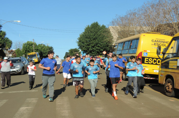 Foto - Ato marca recepção à centelha da chama da Pátria em Pejuçara.
