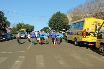 Foto - Ato marca recepção à centelha da chama da Pátria em Pejuçara.