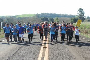 Foto - Ato marca recepção à centelha da chama da Pátria em Pejuçara.