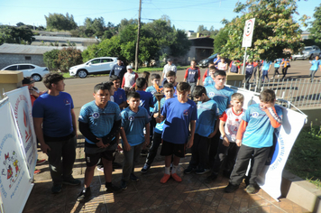 Foto - Ato marca recepção à centelha da chama da Pátria em Pejuçara.