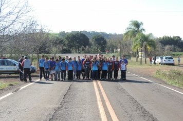Foto - Ato marca recepção à centelha da chama da Pátria em Pejuçara.