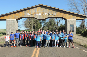 Foto - Ato marca recepção à centelha da chama da Pátria em Pejuçara.