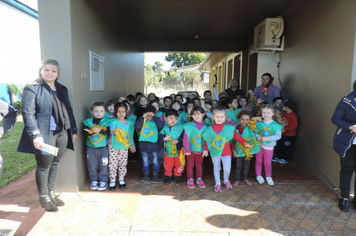 Foto - Ato marca recepção à centelha da chama da Pátria em Pejuçara.