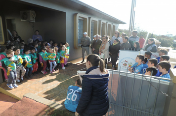 Foto - Ato marca recepção à centelha da chama da Pátria em Pejuçara.