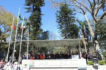 Foto - Ato oficial marca abertura da programação da Semana da Pátria em Pejuçara