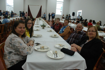 Foto - Celebração à vida e as amizades no almoço dos Idosos de Pejuçara
