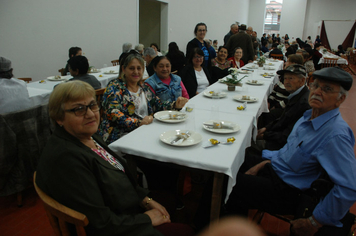 Foto - Celebração à vida e as amizades no almoço dos Idosos de Pejuçara