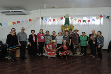 Foto - Cras realiza festa junina de integração entre grupos de idosos