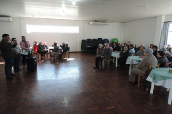 Foto - CRAS reúne idosos aniversariantes do 1º semestre para comemorar