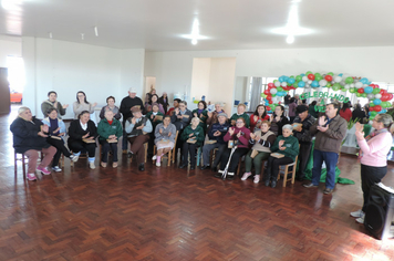 Foto - CRAS reúne idosos aniversariantes do 1º semestre para comemorar