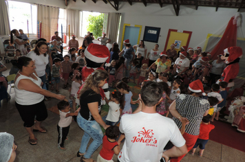 Foto - Criançada se diverte com Mickey e Minnie na EMEI