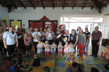 Foto - Criançada se diverte com Mickey e Minnie na EMEI