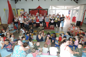 Foto - Criançada se diverte com Mickey e Minnie na EMEI