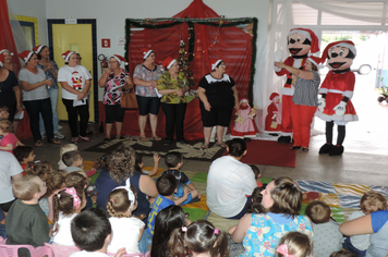 Foto - Criançada se diverte com Mickey e Minnie na EMEI