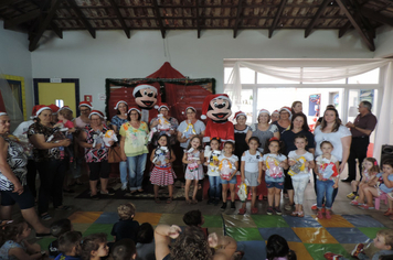 Foto - Criançada se diverte com Mickey e Minnie na EMEI