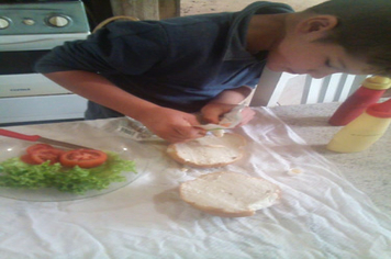 Foto - “Drive-Tru” da saudade marca 7ª etapa de entrega de material didático da Escola Municipal