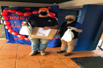 Foto - “Drive-Tru” da saudade marca 7ª etapa de entrega de material didático da Escola Municipal