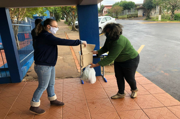 Foto - “Drive-Tru” da saudade marca 7ª etapa de entrega de material didático da Escola Municipal