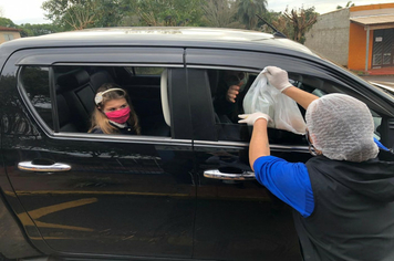 Foto - “Drive-Tru” da saudade marca 7ª etapa de entrega de material didático da Escola Municipal