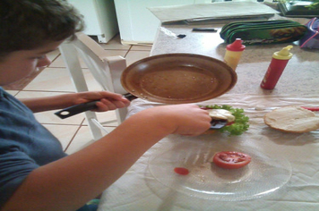 Foto - “Drive-Tru” da saudade marca 7ª etapa de entrega de material didático da Escola Municipal