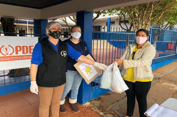 Foto - “Drive-Tru” da saudade marca 7ª etapa de entrega de material didático da Escola Municipal