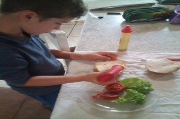 Foto - “Drive-Tru” da saudade marca 7ª etapa de entrega de material didático da Escola Municipal