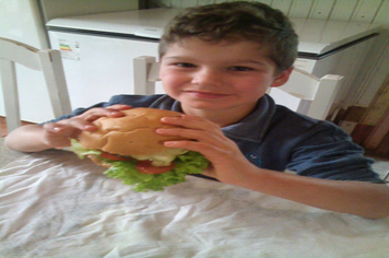 Foto - “Drive-Tru” da saudade marca 7ª etapa de entrega de material didático da Escola Municipal