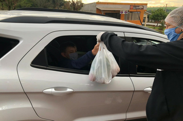 Foto - “Drive-Tru” da saudade marca 7ª etapa de entrega de material didático da Escola Municipal