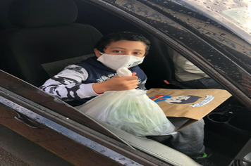 Foto - “Drive-Tru” da saudade marca 7ª etapa de entrega de material didático da Escola Municipal