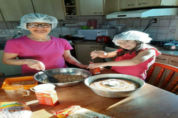 Foto - Festa caipira de São João foi em casa, mas não faltou diversão