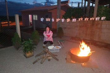 Foto - Festa caipira de São João foi em casa, mas não faltou diversão