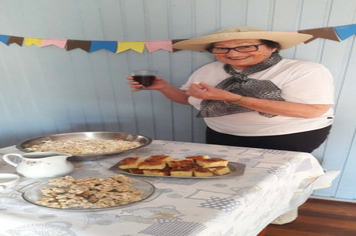 Foto - Festa caipira de São João foi em casa, mas não faltou diversão