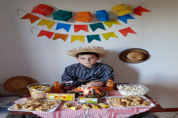 Foto - Festa caipira de São João foi em casa, mas não faltou diversão
